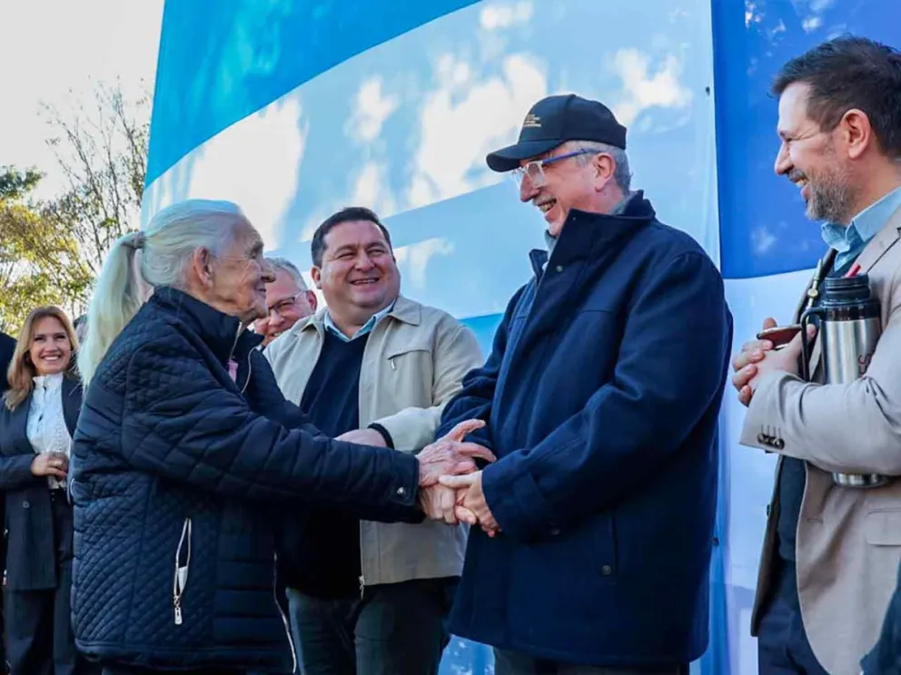    Emotivo saludo del Gobernador a un vecino pionero 