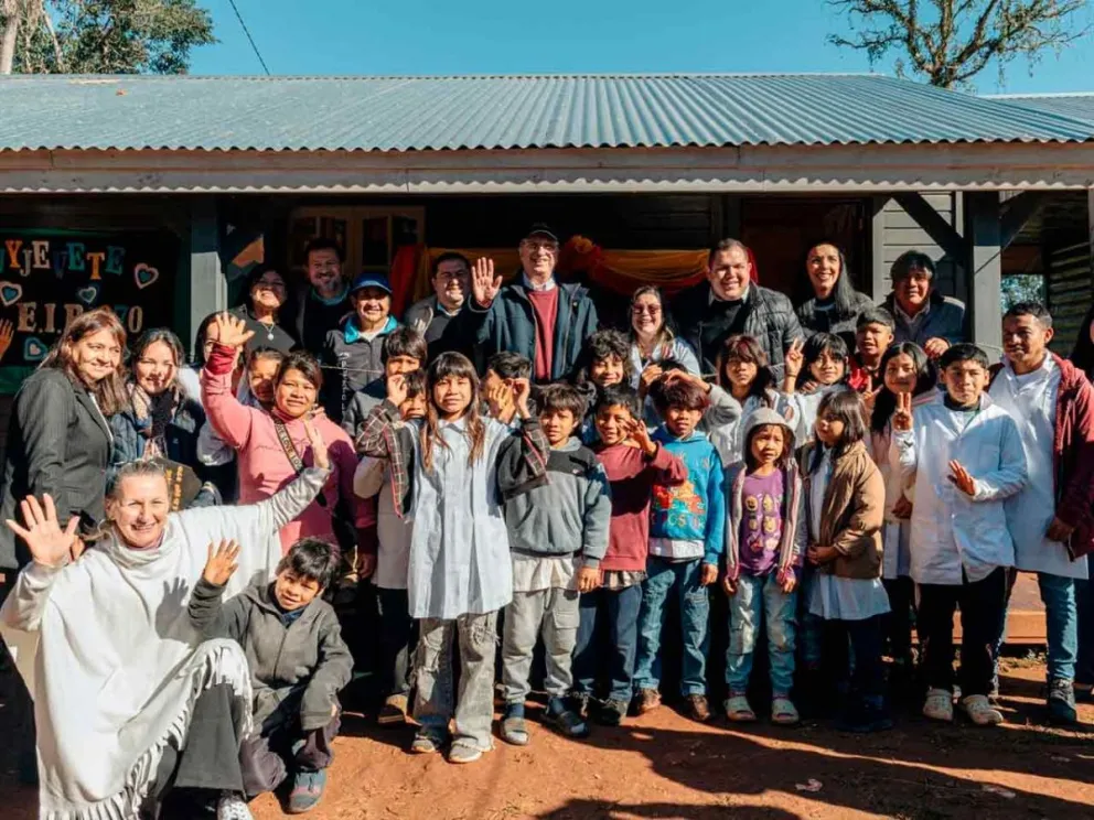 Hugo Passalacqua junto a la comunidad educativa “Aguyjevete”