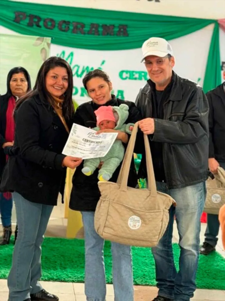 Entrega de cunas y ajuares a madres con lactantes