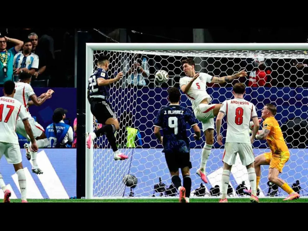 Lautaro Martínez definió de cabeza y puso el 2 -1
