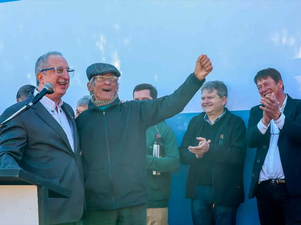 El Gobernador junto al pionero Demetrio Demeterchuk
