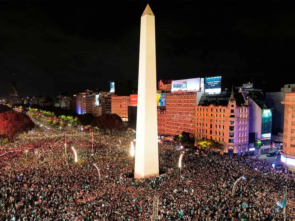 Fiesta en el Obelisco tras la victoria de Argentina ante Inglaterra |  Diario Noticias De La Calle de Misiones
