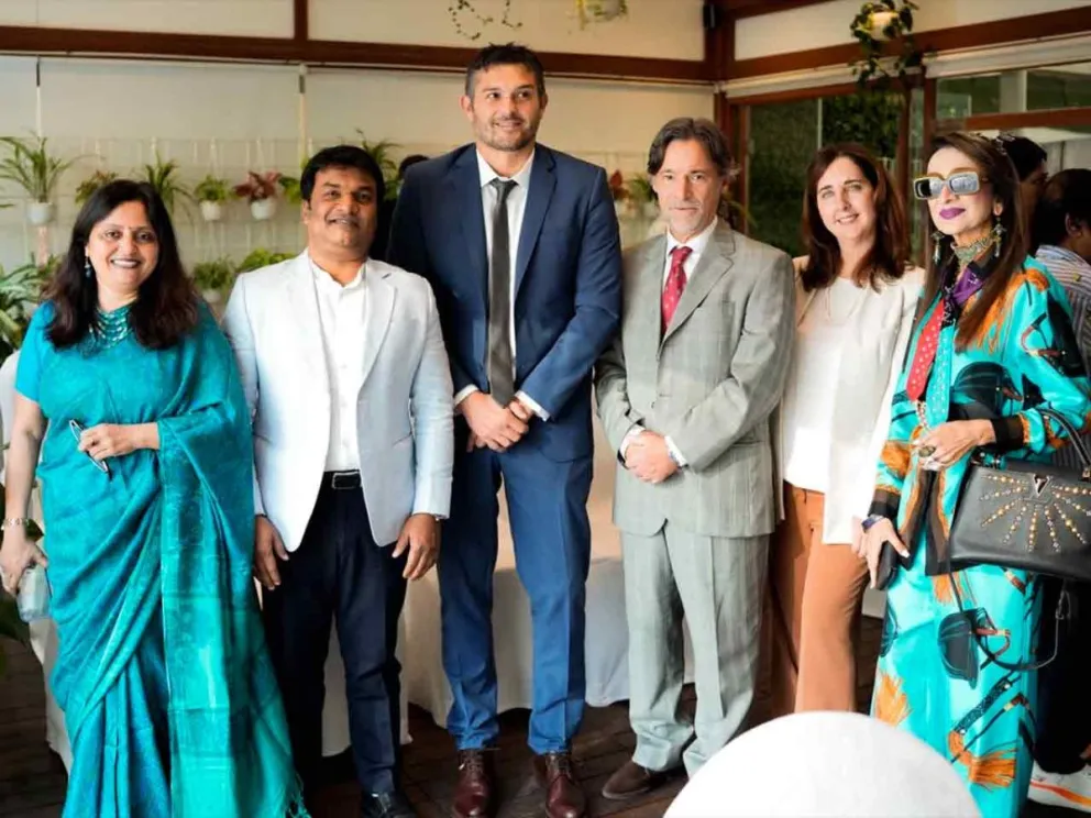 Facundo López Sartori junto a la comitiva en la India
