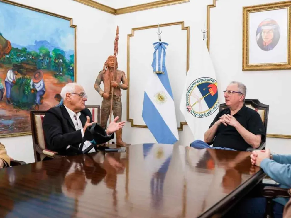 El Gobernador junto al Dr Horacio Vogelfang, Lisandro Benmaor y miembros de CUCAIMis