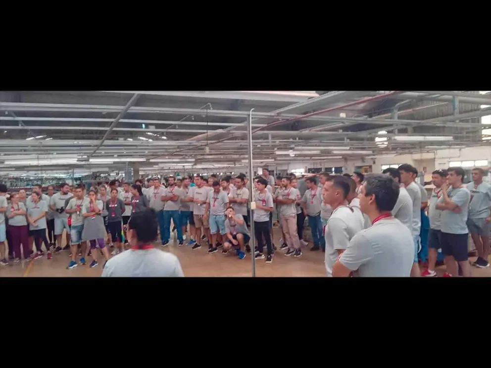 Los últimos 150 operarios que resistían a los despidos