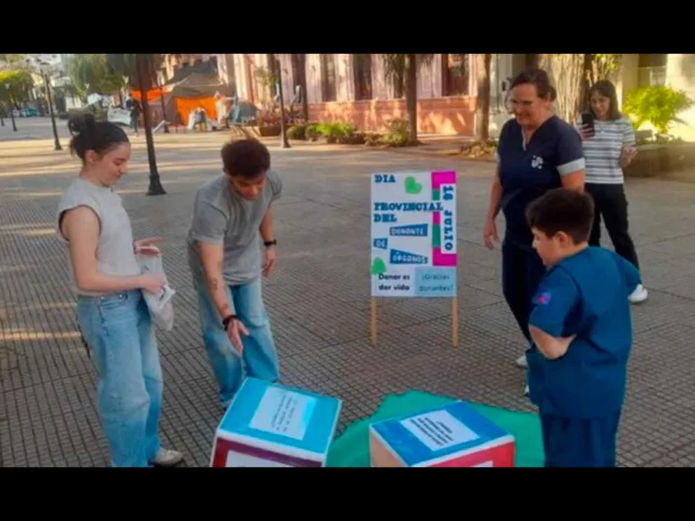Stand informativo en la plaza 9 de Julio de Posadas