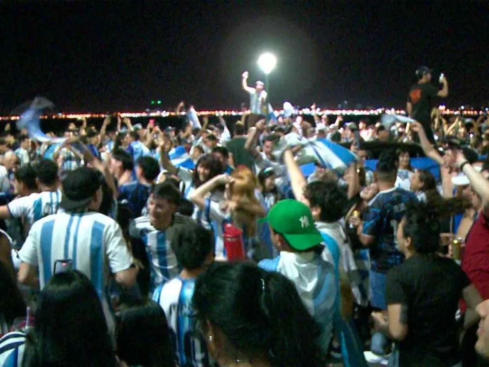 Cientos de personas se congregaron ayer para reconocer el desempeño del equipo dirigido por Lionel Scaloni
