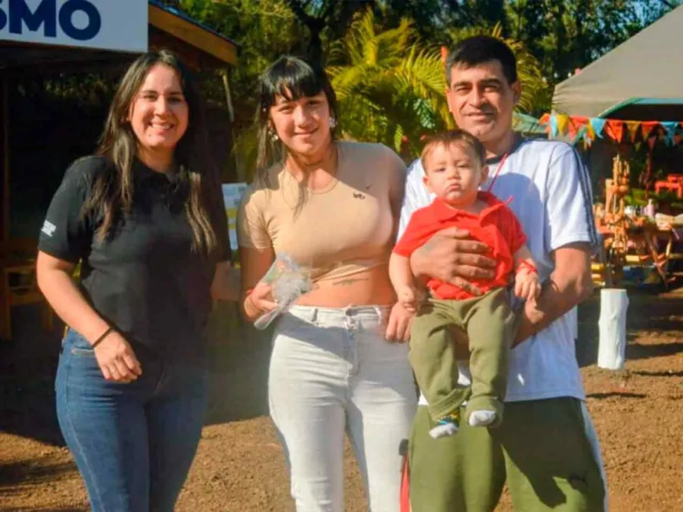Cálida bienvenida a la primera familia visitante