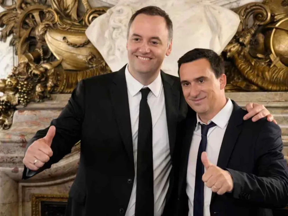Manuel Adorni junto a Javier Lanari