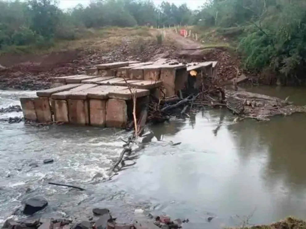 Daños causados por el intenso caudal de agua