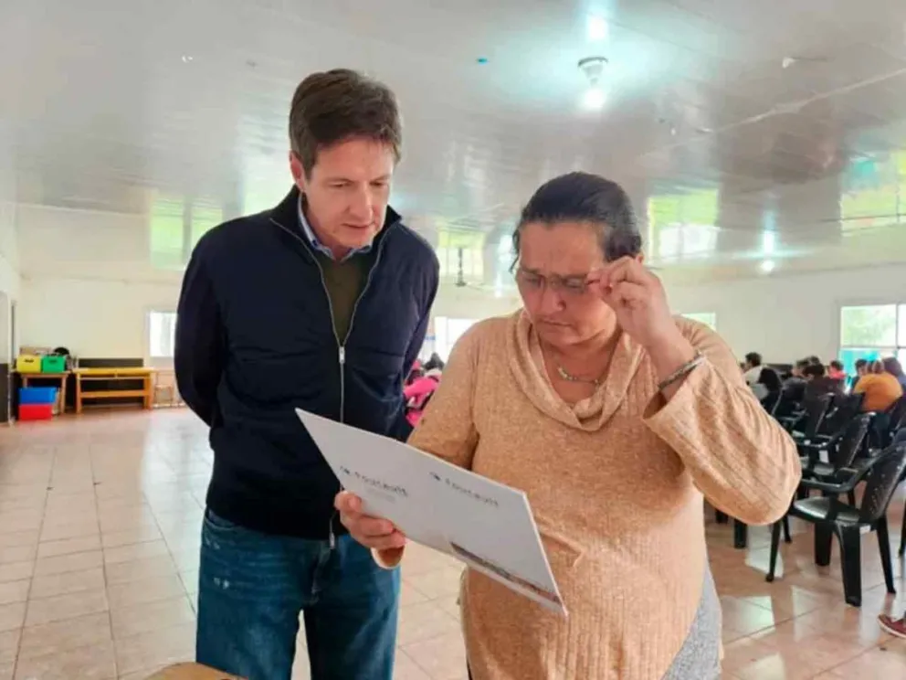 Héctor Rojas Decut junto a la vecina María Núñez