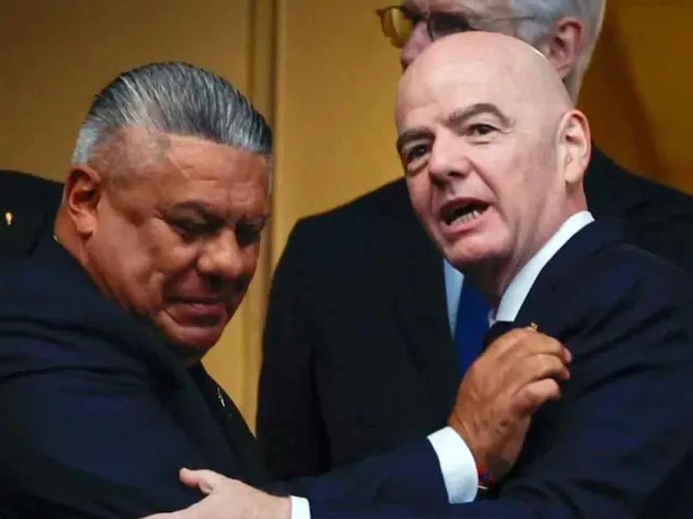Claudio Tapia junto a Gianni Infantino