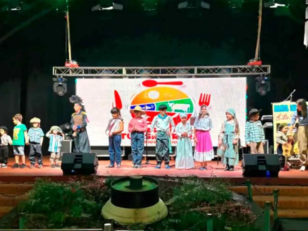 Participación folklórica infantil