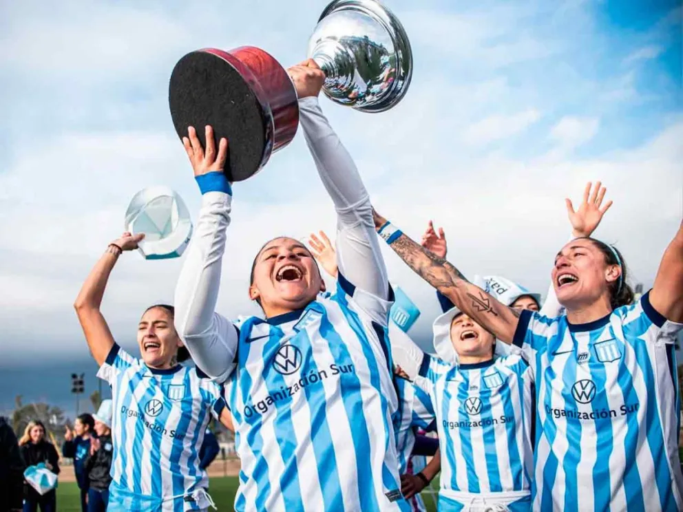 Festejo de las campeonas de La Academia