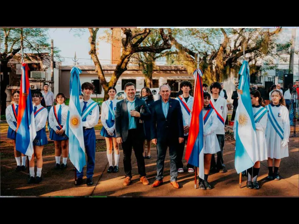 Leonardo Stelatto y Ramiro Aranda, junto a las banderas de ceremonia