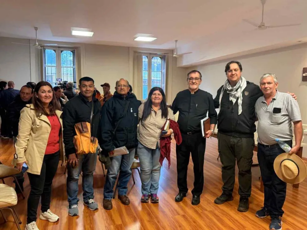 Mons. Juan Martínez con tareferos y productores misioneros