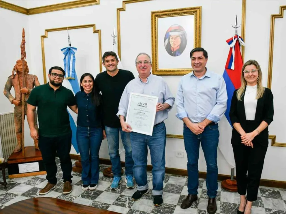 El Gobernador exhibe la distinción de la ONU