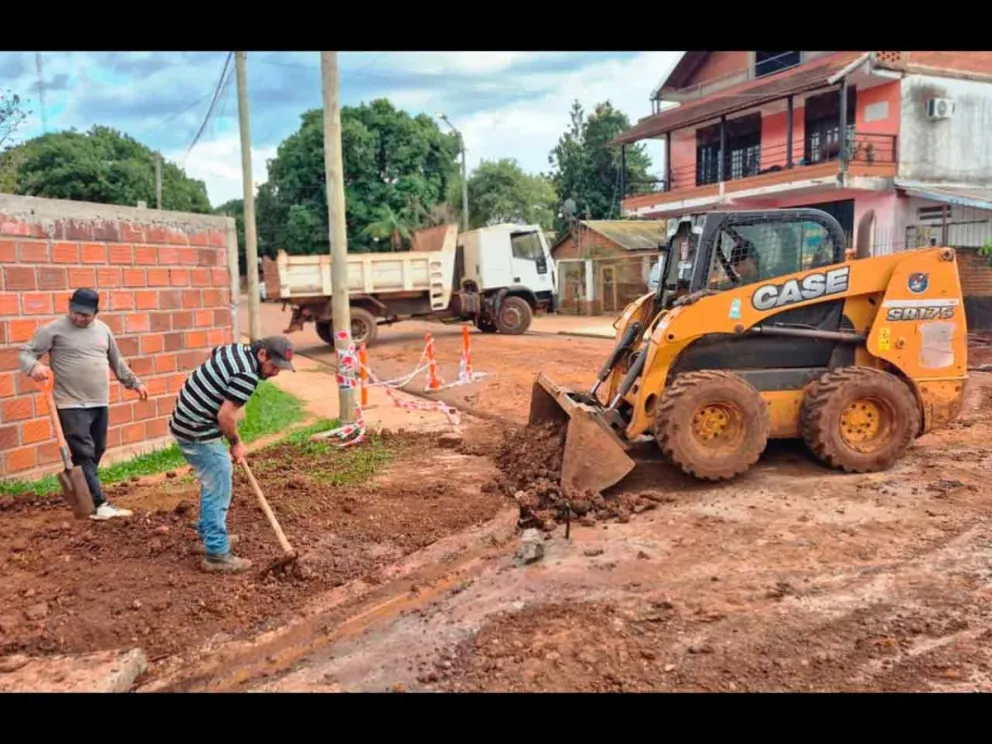 Colocan caños de hormigón de 1m de diámetro