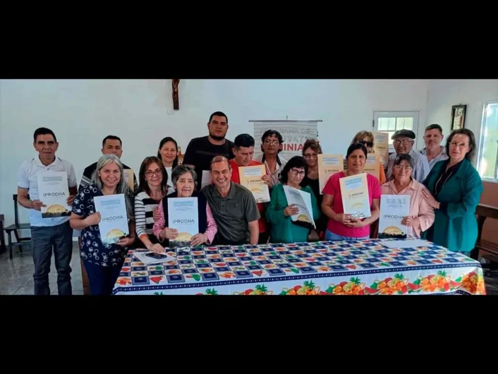 Hugo Andrino junto a los beneficiarios