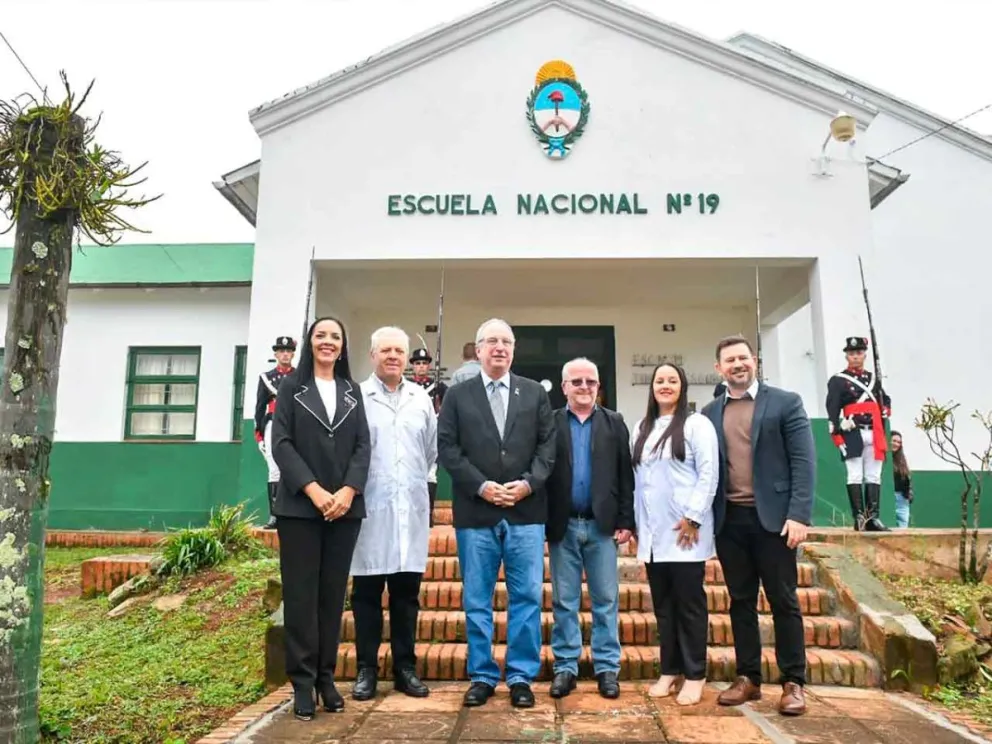 El Gobernador, autoridades y docentes de la institución