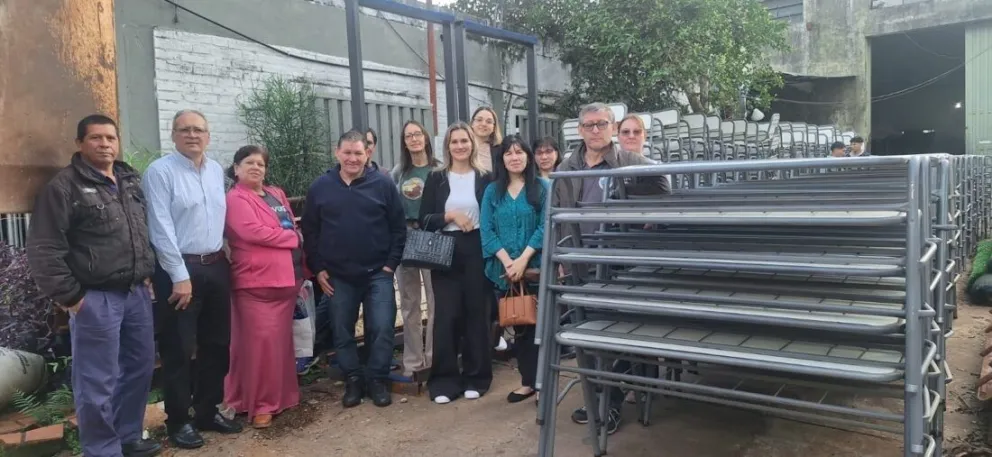 Momento de la entrega de mesas y sillas áulicas