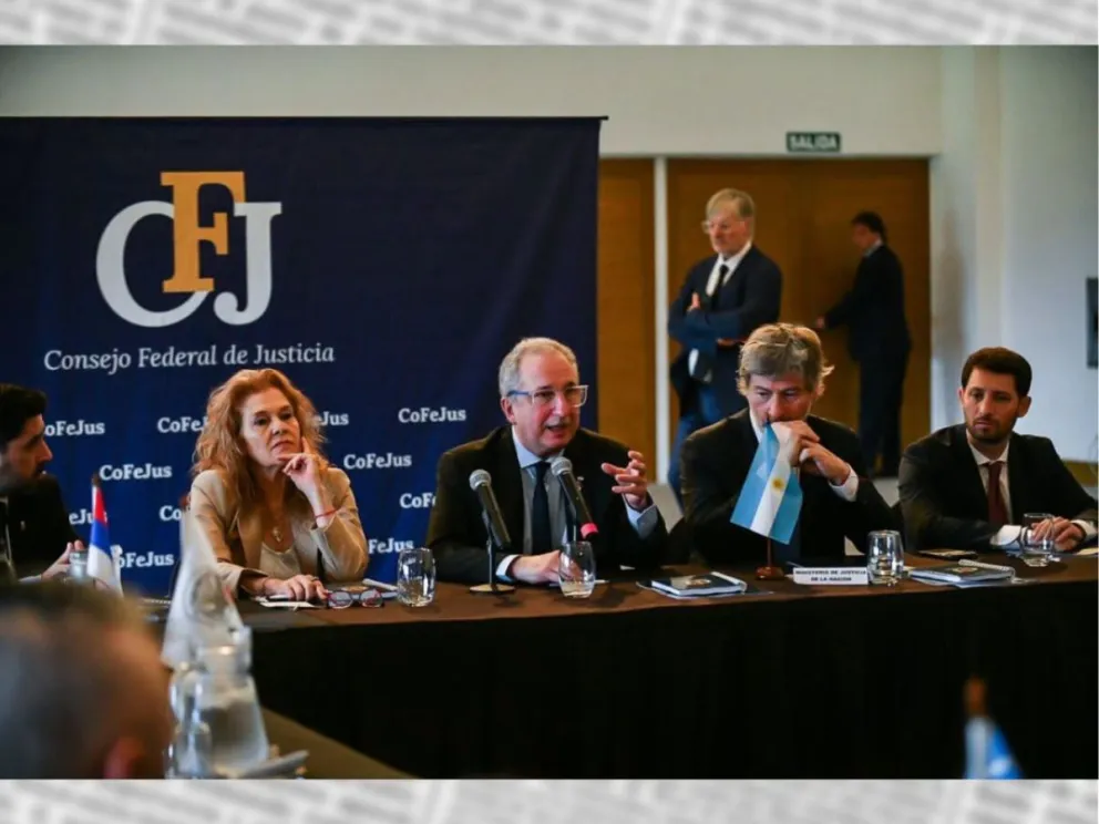 El Gobernador junto al ministro de Justicia y autoridades