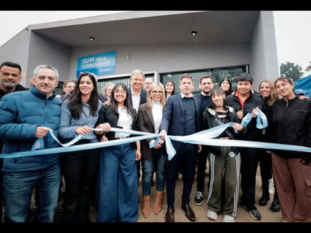 Kicillof junto a funcionarios y legisladores 