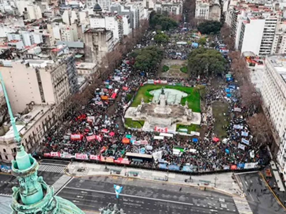 Bajo la lluvia y el frío, la asistencia fue masiva