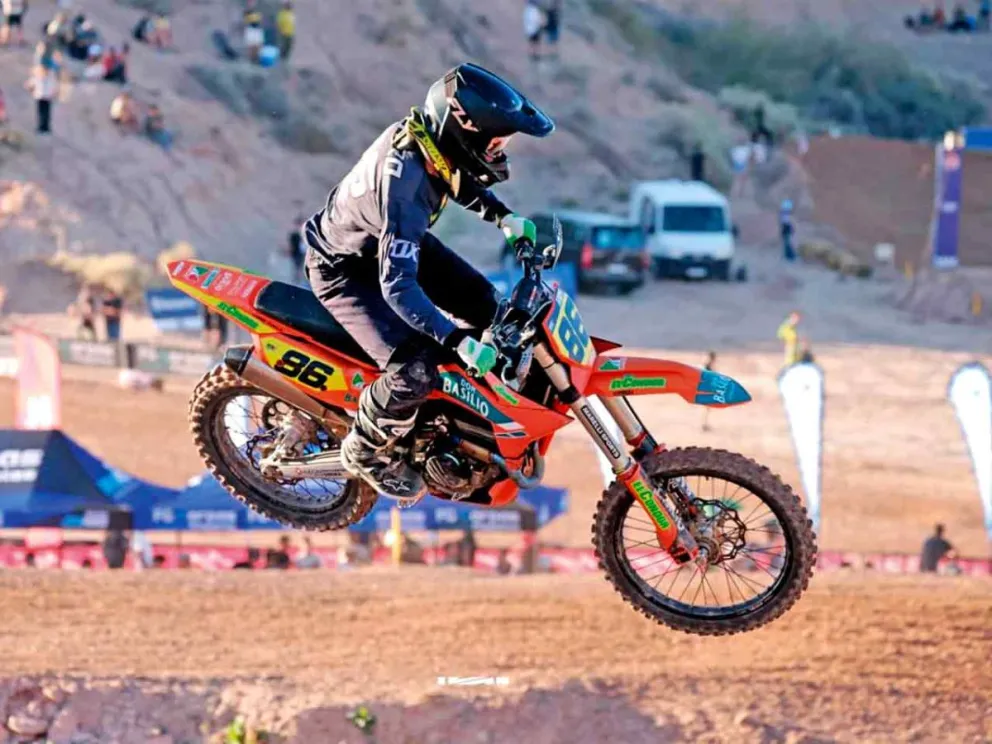 Con la moto KTM 250cc. Nº 86