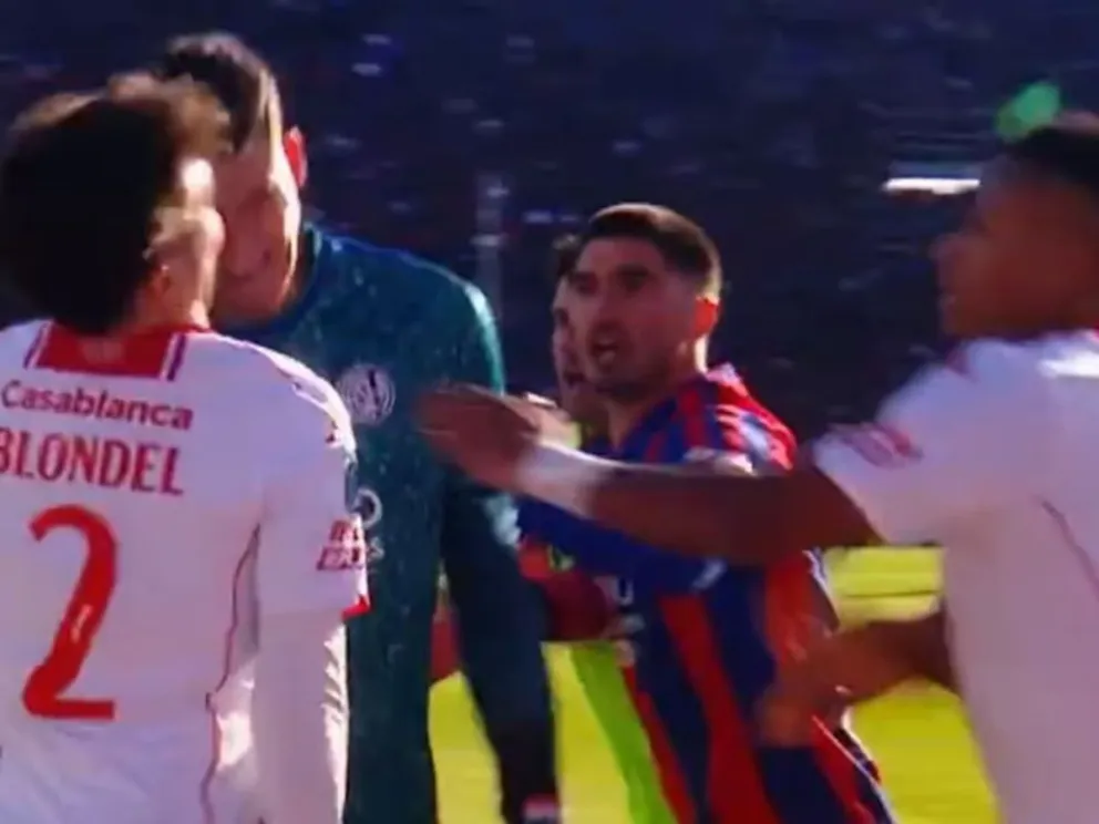 El momento en que el arquero Gill le da un cabezazo de Lucas Blondel tras el 2-0 de Caicedo en el Nuevo Gasómetro; el paraguayo se fue expulsado