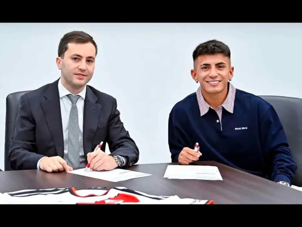 Di Carlo y Almada durante la firma del contrato