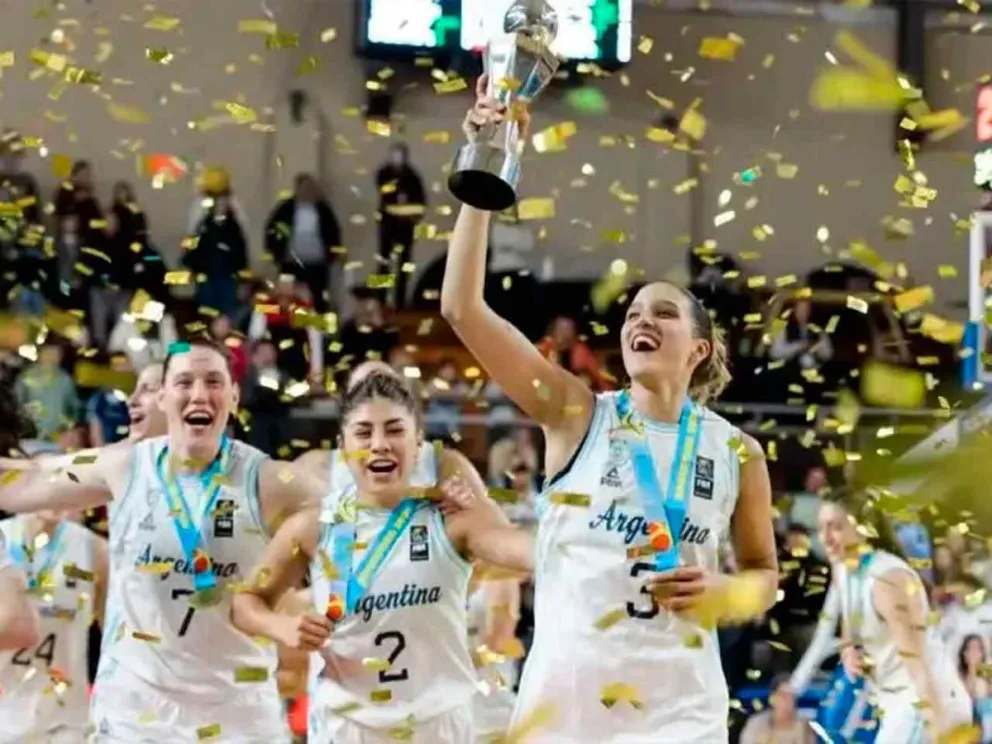 Las ganadoras con la Copa
