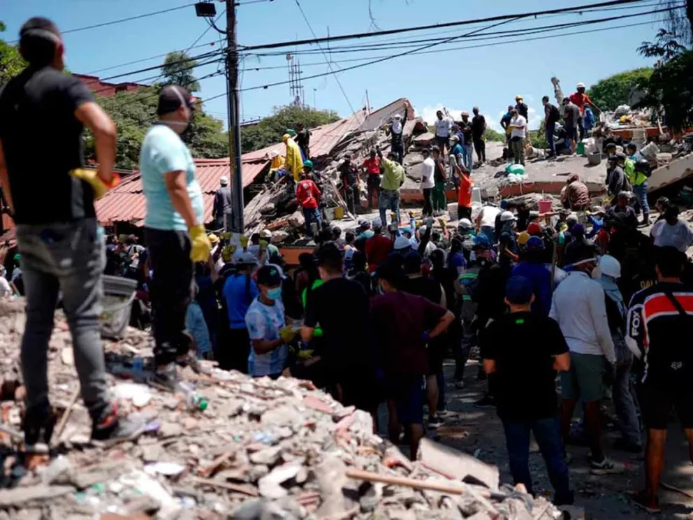 Buscan sobrevivientes entre los escombros