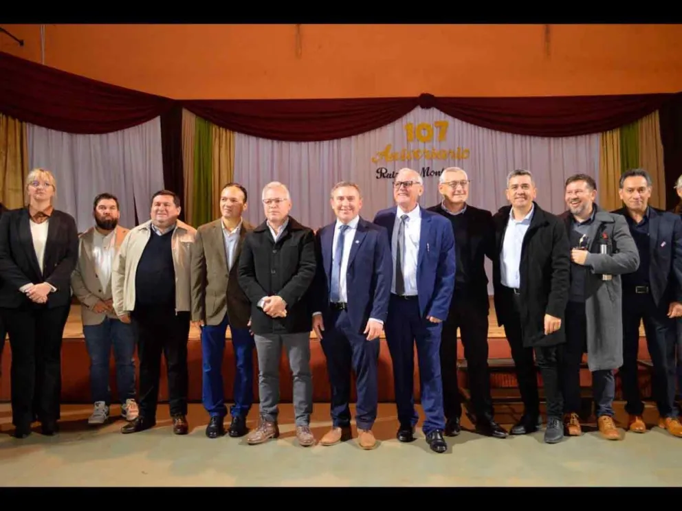 Autoridades provinciales y municipales, en el acto oficial