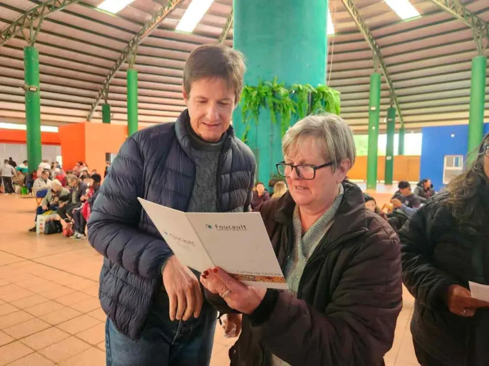 Héctor Rojas Decut junto a una vecina 