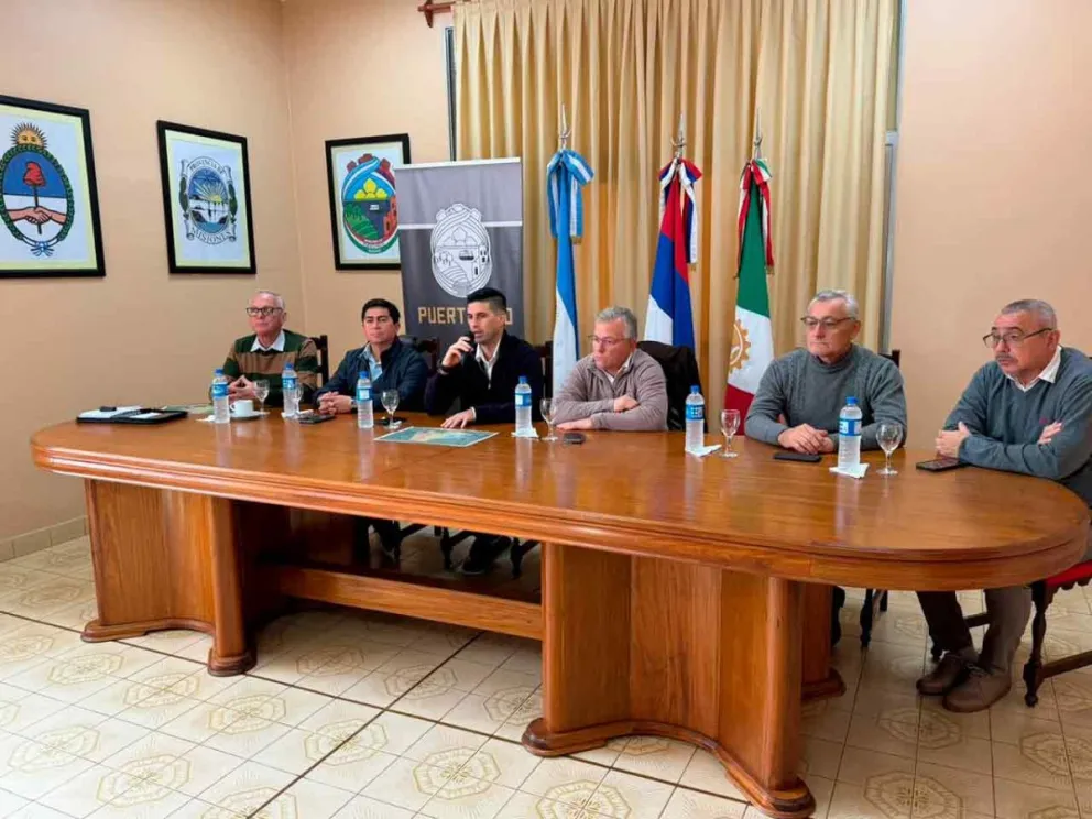 Nicolás Mazal junto a intendentes y autoridades