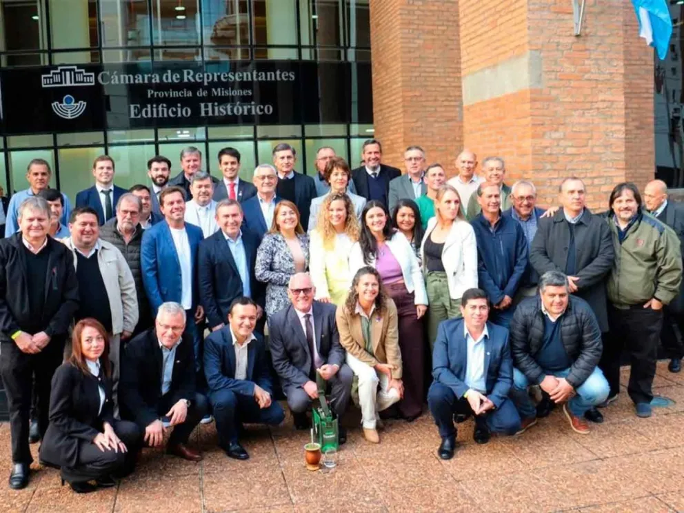 Carlos Sartori junto a jefes comunales y diputados del Movimiento