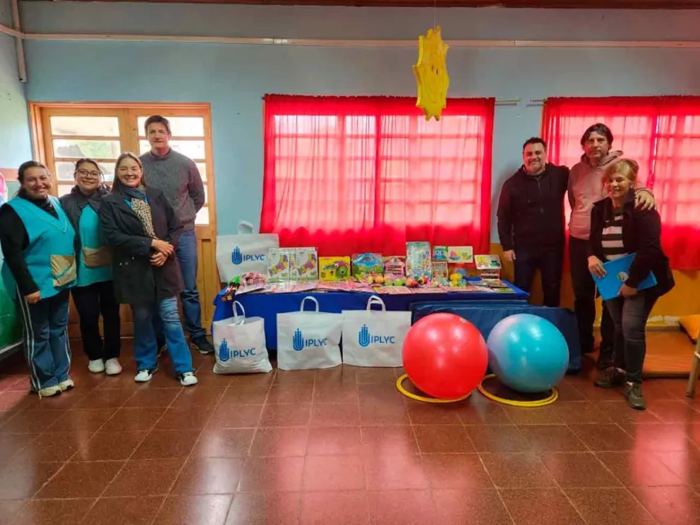 Héctor Rojas Decut y docentes, con kit recibidos 