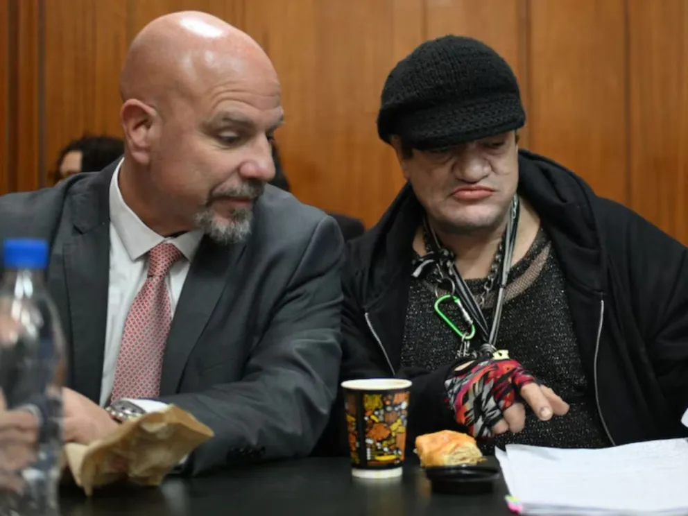 El músico junto a uno de sus defensores 