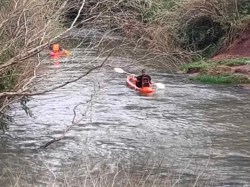 Tareas de rastrillaje en el cauce del arroyo
