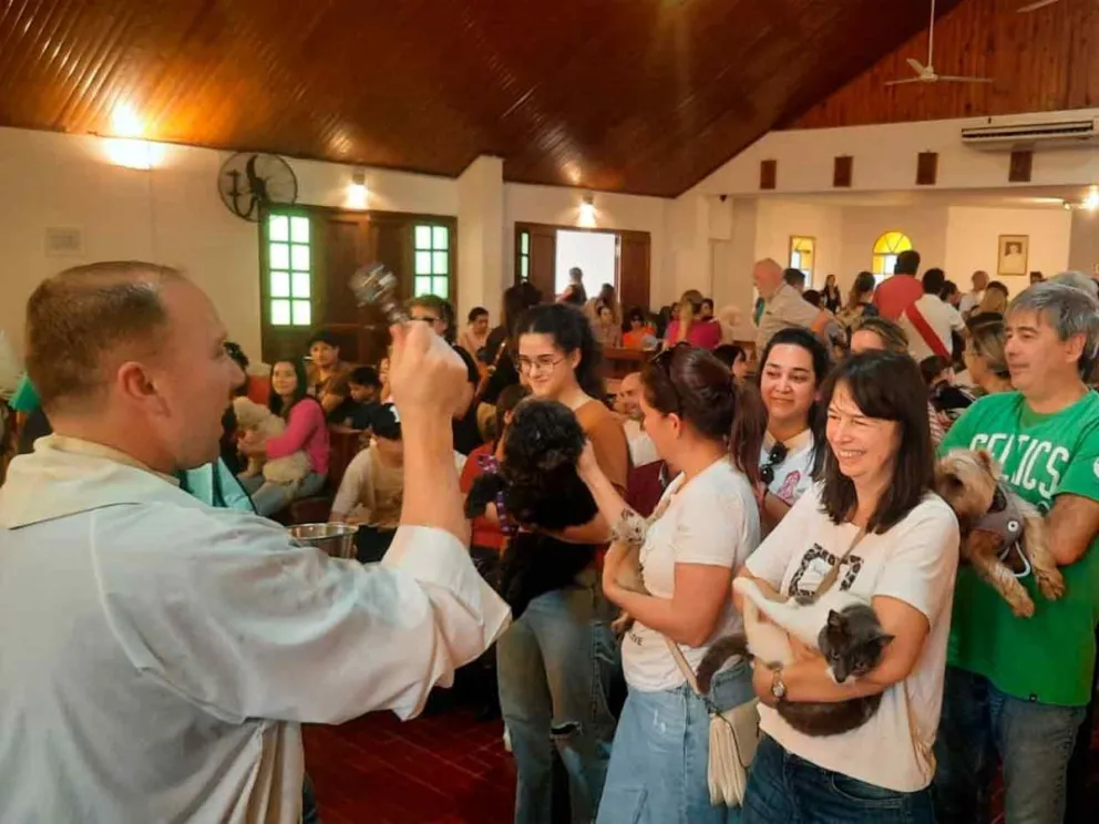 Numerosos fieles se acercaron con sus mascotas para recibir la tradicional bendición