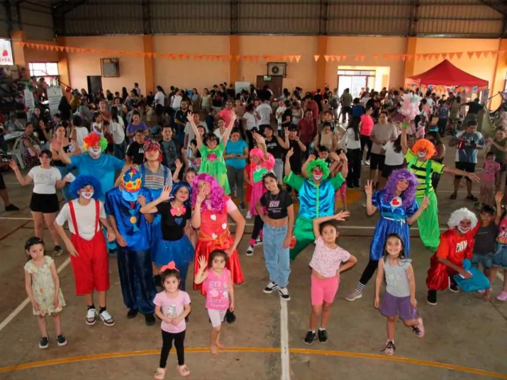 Los niños disfrutaron de espectáculos, juegos y de una torta gigantesca