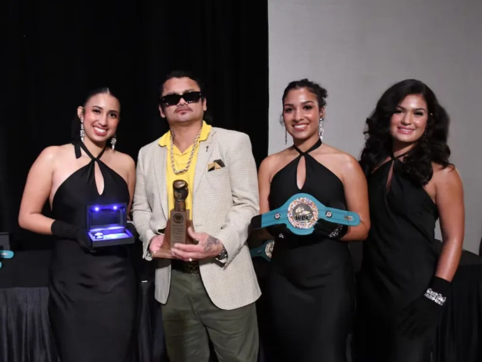 El Chino Maidana recibió como premios un guante como trofeo, un lujoso anillo y un mini cinturón de campeón (Crédito: nvbhofofficial)