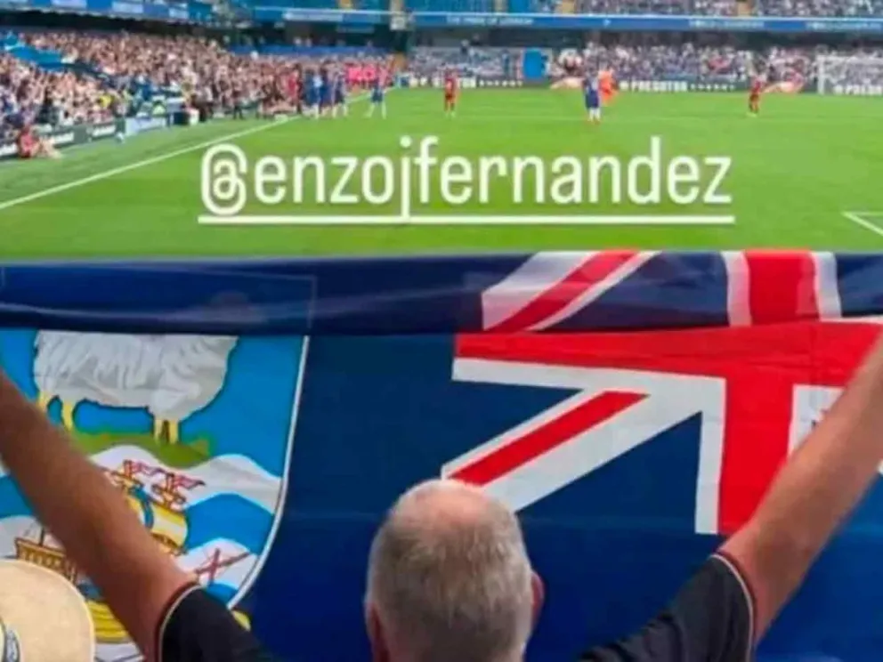 Bandera desplegada por un hincha británico