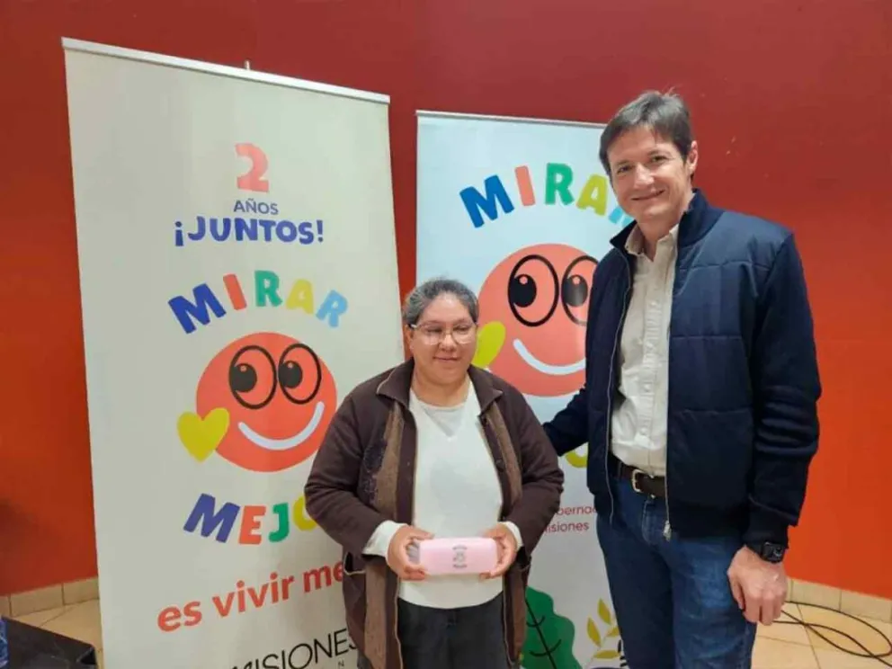 Hécto Rojas Decut  junto a una beneficiaria del programa