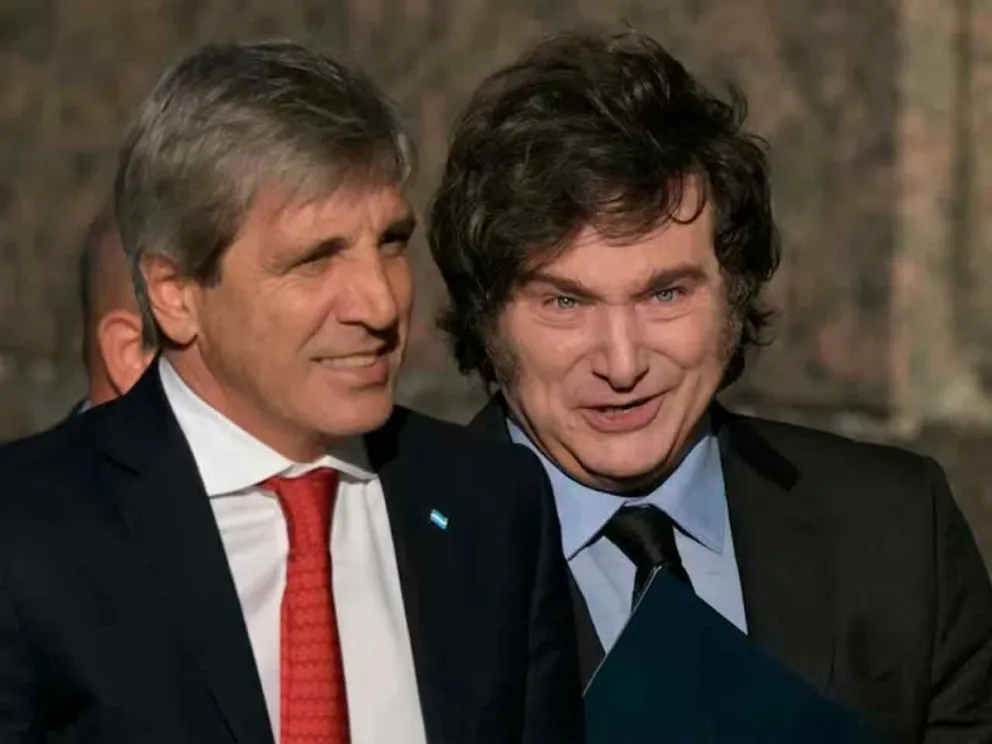 Luis Caputo junto a Javier Milei
