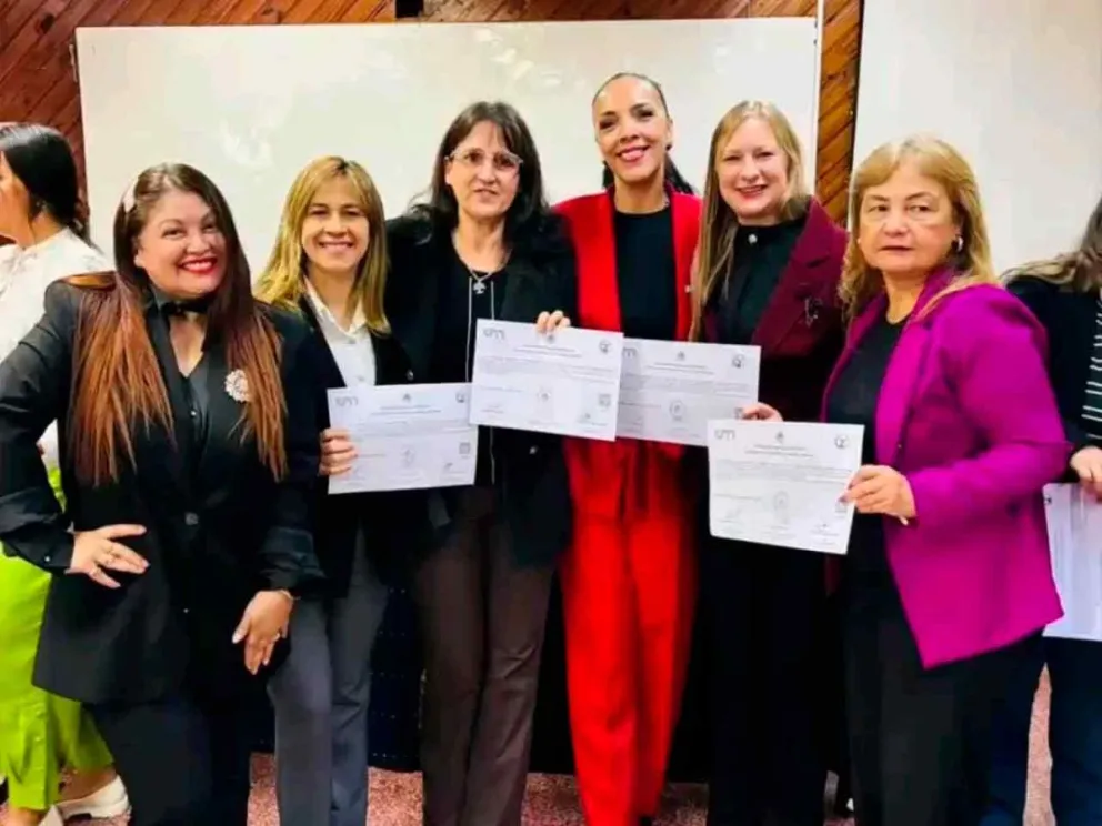 Daniela López junto a docentes egresados de la 1ª Cohorte