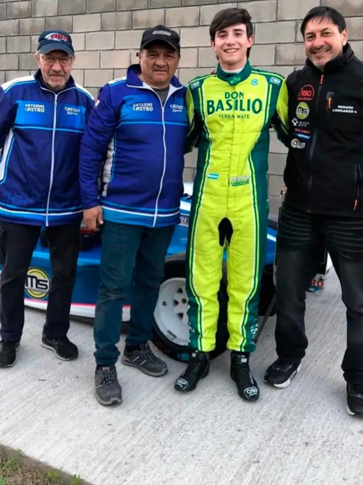 Renato Longarzo Skanata junto a integrantes del Castro Racing