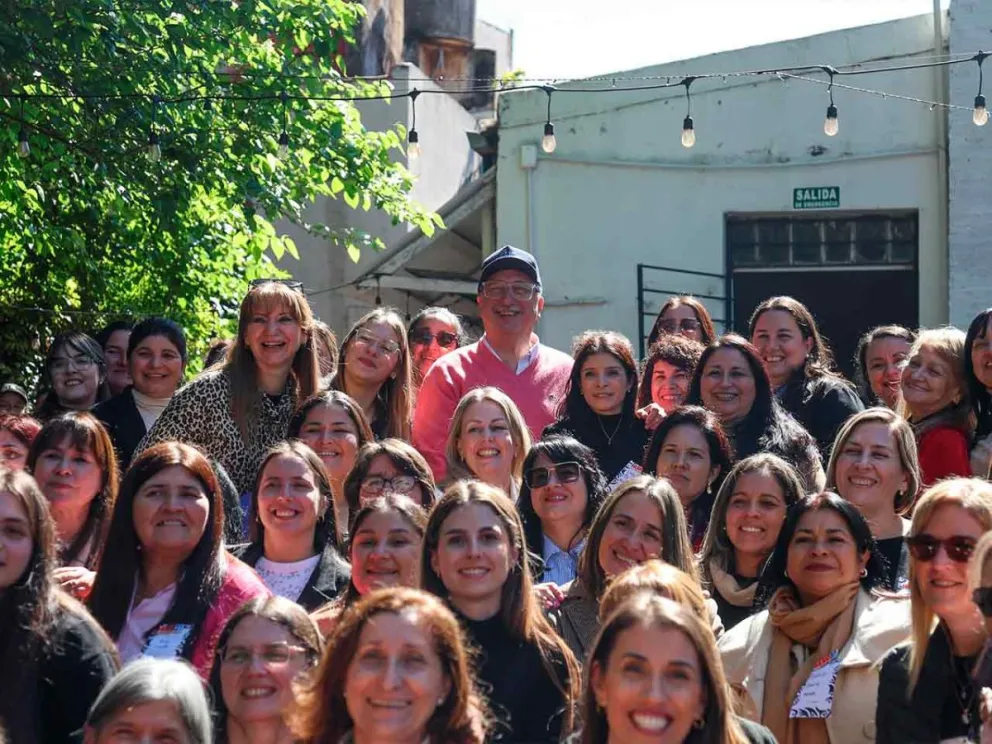 Hugo Passalacqua junto a concejalas misioneras