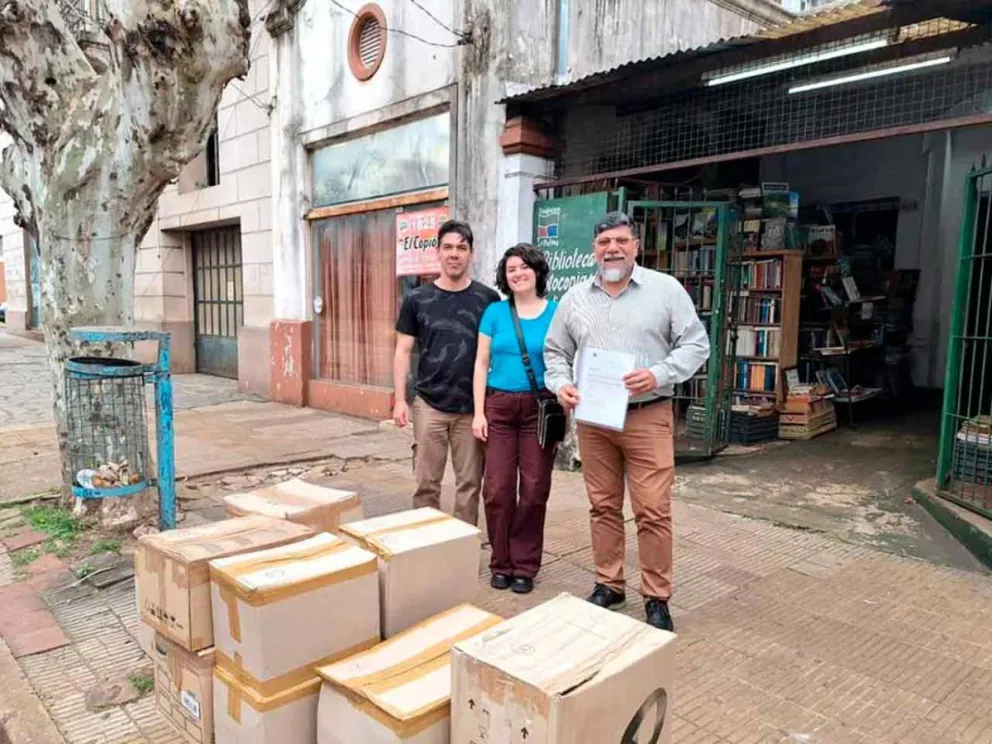 Momento de la entrega de un total de 550 libros
